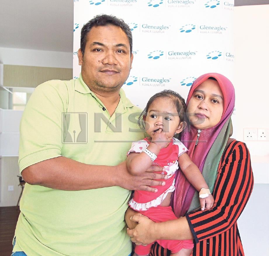 ARWAH Abdul Rahim dan Rositah ketika rayuan untuk dapatkan bantuan dana pembedahan untuk Nur Aisyah awal tahun lalu.