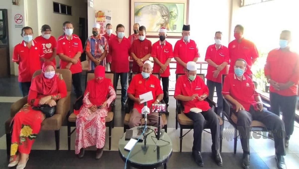 Salim (duduk tiga dari kanan) dan penyokongnya menolak pelantikan Azlan sebagai Pengerusi Badan Perhubungan Umno Perlis yang baru. FOTO Aizat Sharif