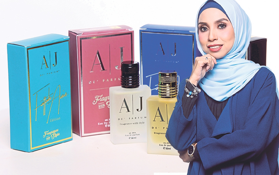 HARUMAN AJ De’Parfum. Gambar kanan,  Nurul Akmar Zulhairi.