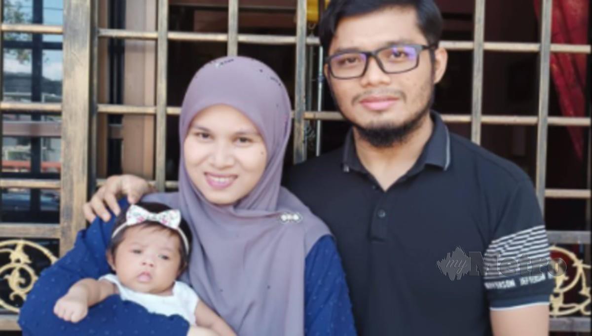 MOHD Hamimi dan isteri, Norsaidatul Akma bersama anak bongsu mereka, Nur Delisha Darwisyah. FOTO Ihsan Mohd Hamimi Mohd Zulkifly.