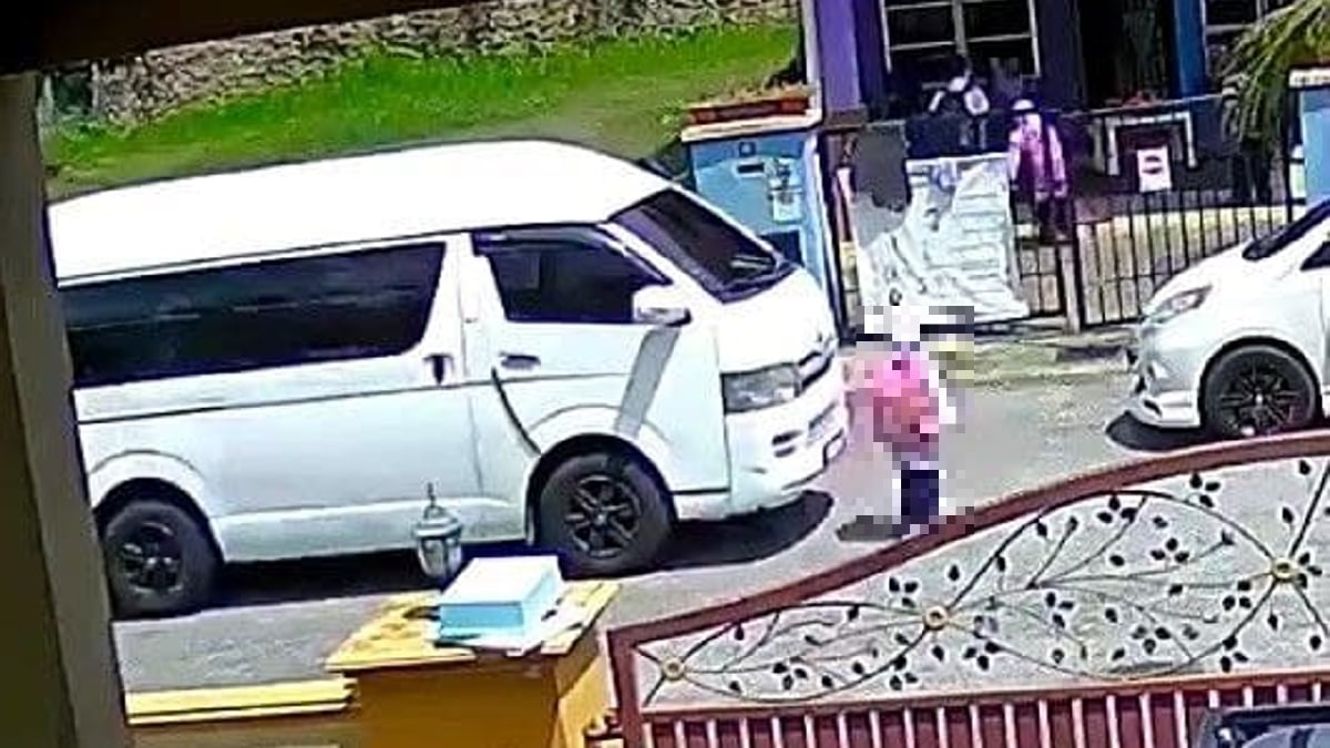 RAKAMAN CCTV yang tular di media sosial menunjukkan van menghantar murid Tahun Satu yang meninggal dunia selepas dilanggar.