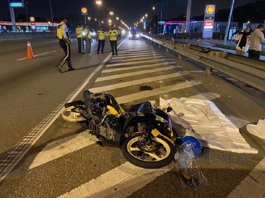 SUAMI isteri meninggal dunia selepas motosikal mereka terbabas dan melanggar pembahagi jalan di Kilometer 34.4 Lebuhraya KESAS dari arah USJ ke Klang, Subang Jaya, semalam. FOTO ihsan polis