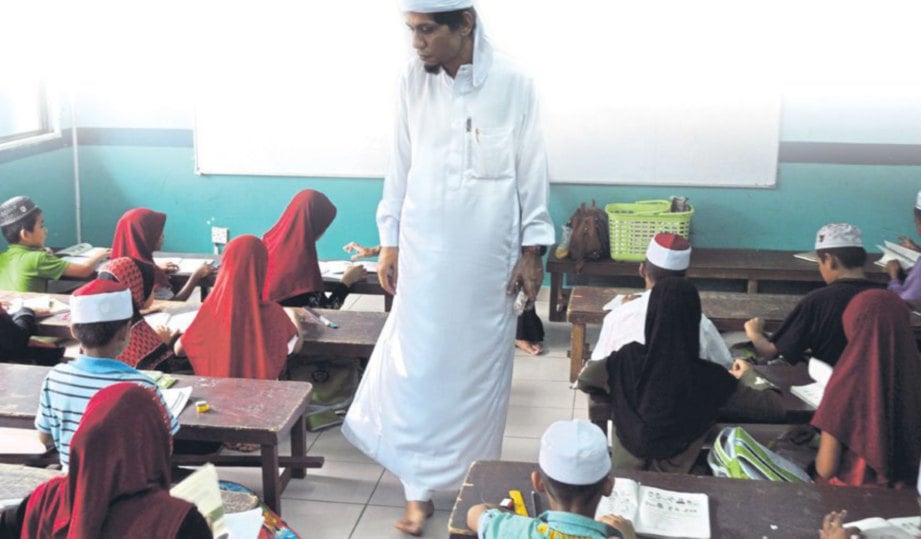 GURU mengajar penghuni Madrasah Hashimiah.