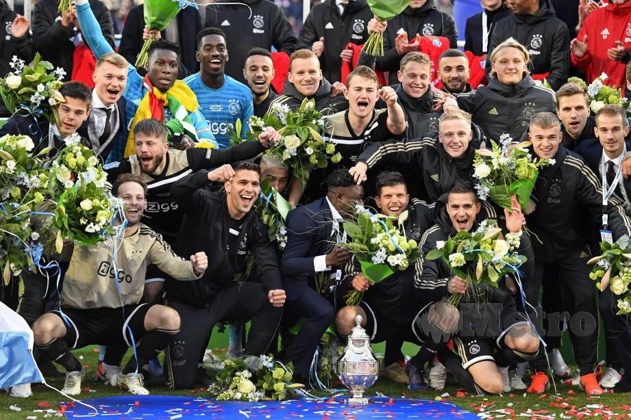 PEMAIN Ajax meraikan kejayaan memenangi Piala Belanda di Rotterdam, malam tadi. — FOTO EPA