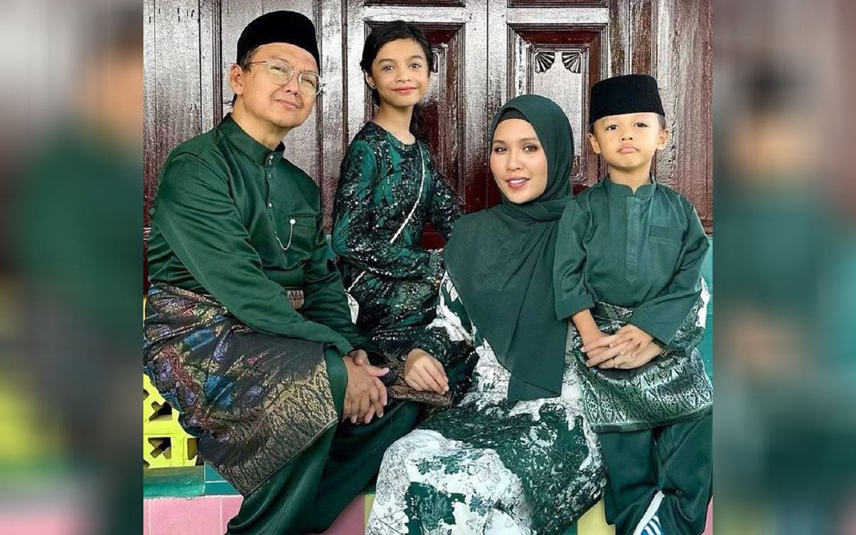 Aziz dan Puteri Lily bersama dua anak mereka. Foto dari Instagram Aziz M Osman