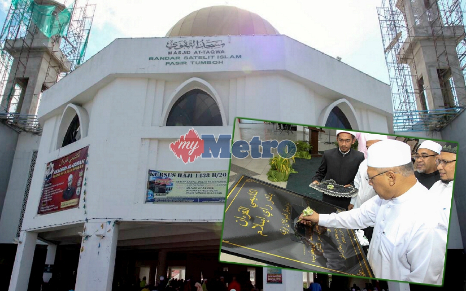 Ahmad menandatangani plak sebagai simbolik perasmian Akademi Al-Quran di Kompleks Islam Masjid At Taqwa Bandar Satelit Pasir Tumboh. FOTO Nik Abdullah Omar