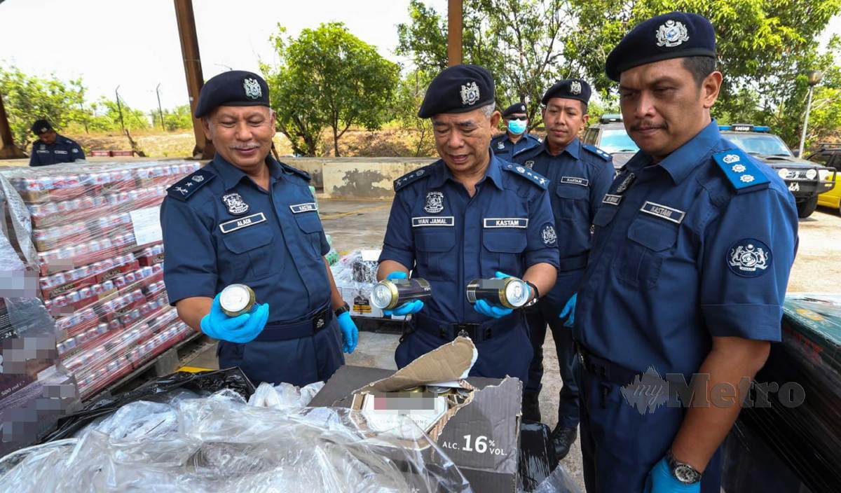 WAN Jamal Abdul Salam  (tengah)  memeriksa  rampasan 24,500 liter minuman keras pelbagai jenama bernilai lebih RM1.2 juta dalam serbuan yang dijalankan pada sebuah gudang di Kampung Batu 6, Shah Alam pada 25 April lalu. FOTO Nik Abdullah Nik Omar