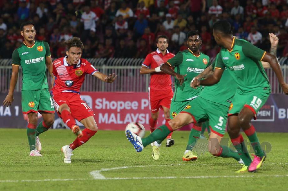Pemain Kelantan, Nik Akif Syahiran Nik Mat (dua dari kiri) diasak pemain Selangor dalam aksi Piala FA. FOTO Zaman Huri Isa.
