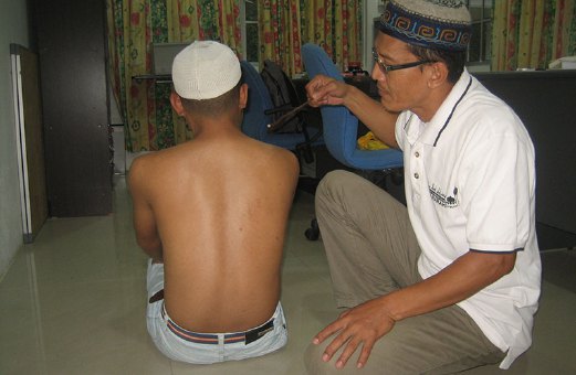 SELAIN rawatan moden, penghuni turut menjalani rawatan secara Islamik.