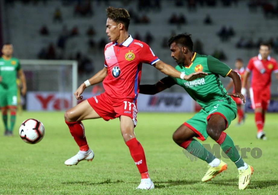 NIK Akif (kiri) beraksi ketika menentang Selangor pada aksi Piala FA, baru-baru ini. — FOTO Zaman Huri Isa