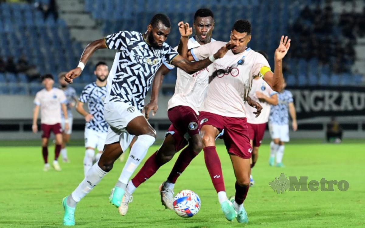 AKINADE (kiri) belum menjaringkan gol selepas dua perlawanan Liga Super musim ini. FOTO GHAZALI KORI