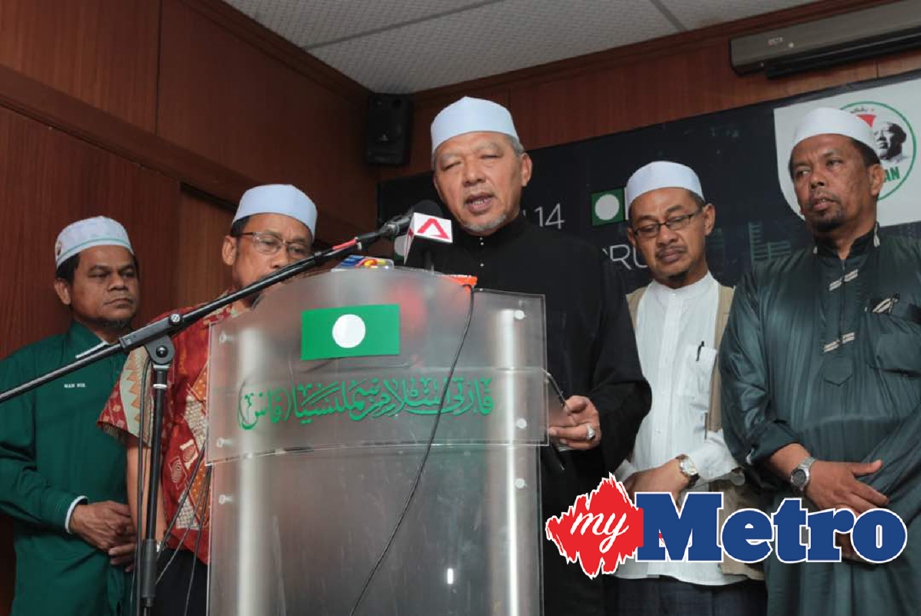 AHMAD Yakob mengadakan sidang media pertama beliau setelah dilantik semula sebagai Menteri Besar Kelantan di Pejabat Perhubungan PAS Kelantan. -Foto SYAMSI SUHAIMI