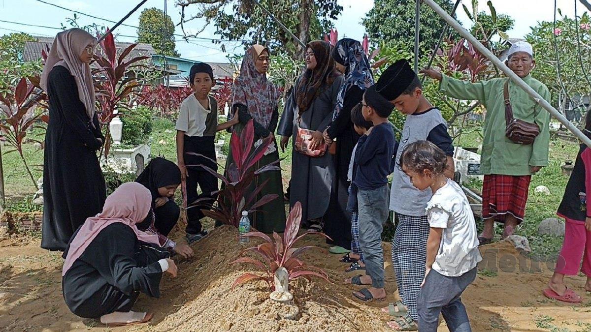 AHLI keluarga ketika pengebumian jenazah Muhammad Amirul Adli di Tanah Perkuburan Islam Kampung Kubur Kecil, Panji Alam. FOTO Zaid Salim