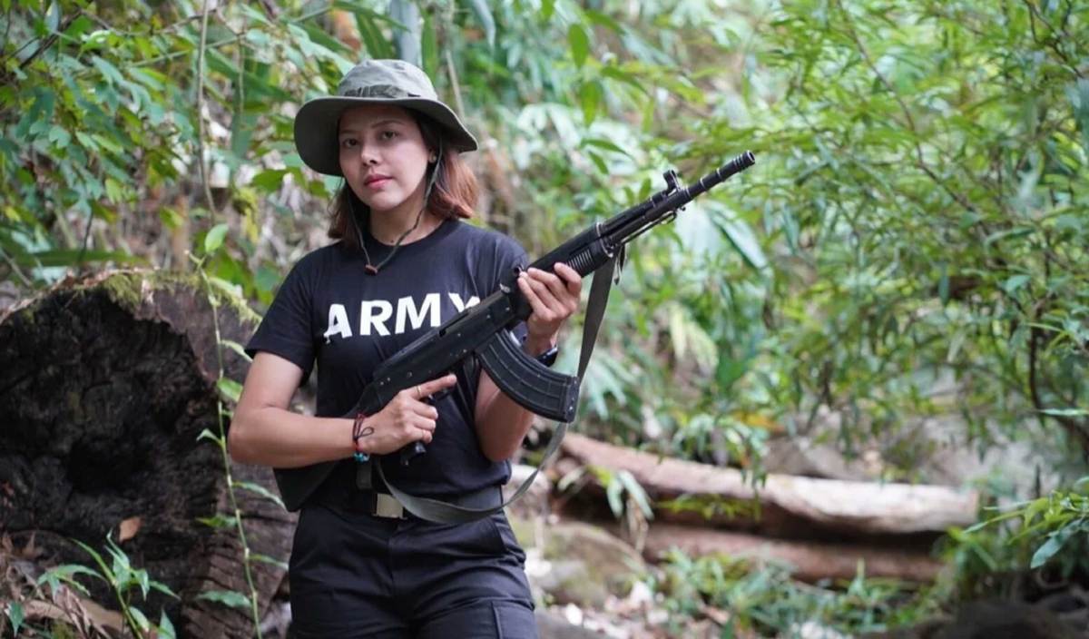 GAMBAR Htet Htet memegang senjata api di FB. FOTO Twitter