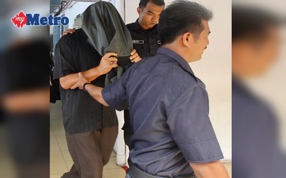 Abdul Halim (kiri) dihadapkan ke Mahkamah Sesyen, Kangar atas pertuduhan meminta dan menerima rasuah berjumlah RM4,000. FOTO Azhar Ramli 