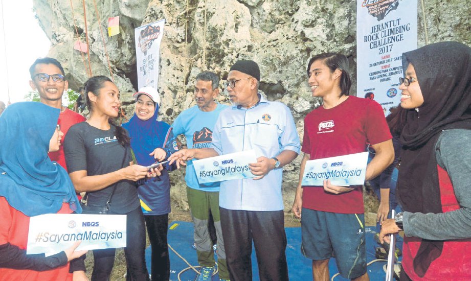 AHLI Parlimen Jerantut, Datuk Ahmad Nazlan Idris (tiga dari kanan) beramah mesra dengan pemenang sambil diperhatikan Pengarah Pejabat Pelancongan dan Kebudayaan Pahang, Datuk Idros Yahya (empat dari kanan).