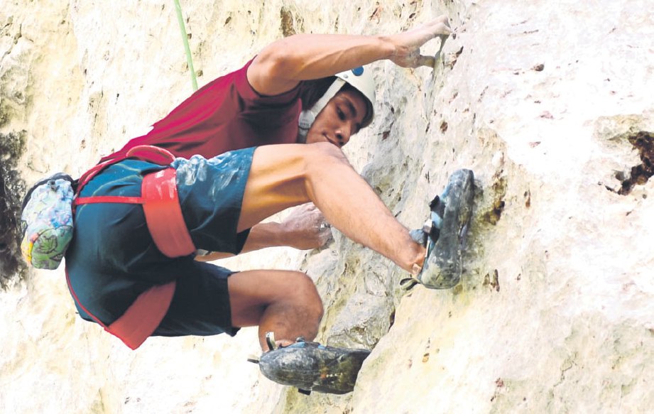 KEKUATAN mental, fizikal dan teknik pendakian betul diperlukan setiap peserta.