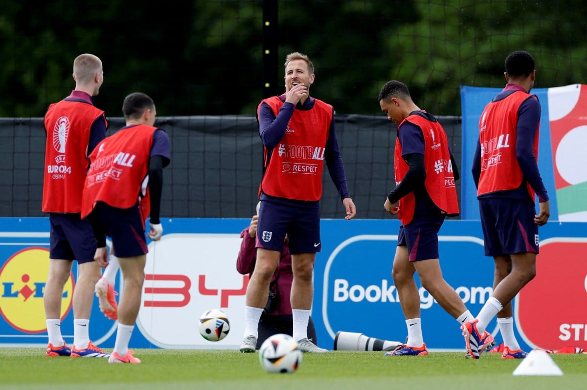 BARISAN pemain England giat menjalani latihan menjelang perlawanan pertama. FOTO REUTERS