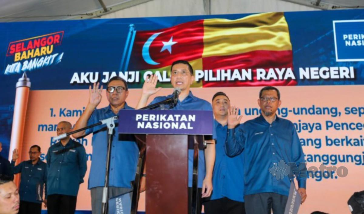 MOHAMED Azmin membaca ikrar bersama calon-calon yang bertanding Pilihan Raya Negeri (PRN) Selangor. FOTO Aswadi Alias