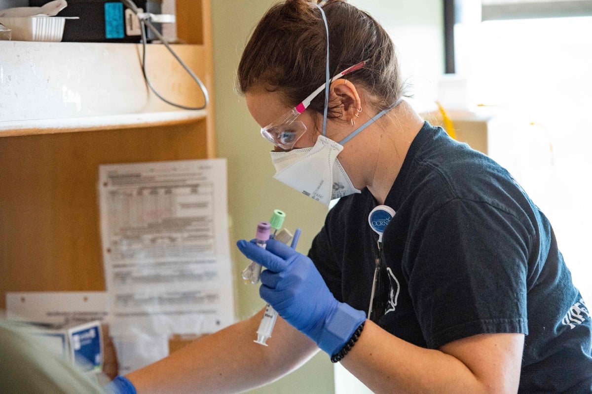 PETUGAS kesihatan memantau pesakit Covid-19 di unit rawatan rapi di sebuah hospital di Massachusetts, Amerika Syarikat. FOTO AFP 