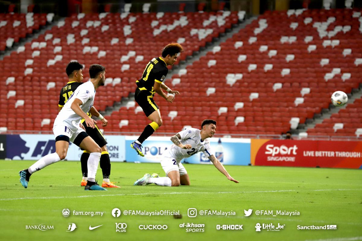 AKHYAR (dua kanan) menjaringkan dua gol untuk Harimau Malaya. FOTO FAM