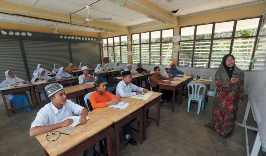 AKTIVITI pembelajaran di dalam kelas di Maahad al-Ehya Asshariff.