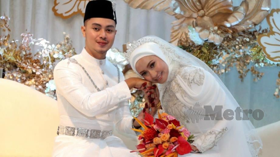 DATUK Abdul Al Halim Mohd Al Fadzil bersama pasangannya Noor Azlin Ismail, 23, selepas majlis nikah, di Hotel Taiping Perdana, Taiping. FOTO Abdullah Yusof.