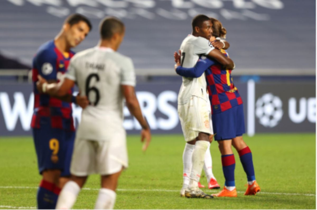 ALABA memeluk Antoinne Griezmann selepas perlawanan suku akhir Liga Juara-Juara antara Bayern menentang Barcelona. FOTO AGENSI 