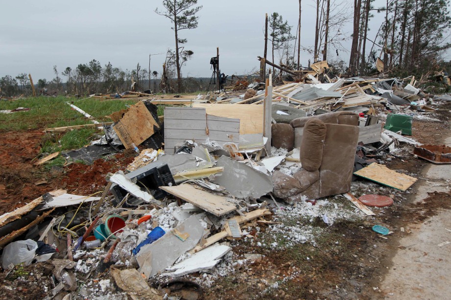 ANTARA kawasan yang rosak akibat puting-beliung yang melanda Daerah Lee, Alabama. FOTO/AFP