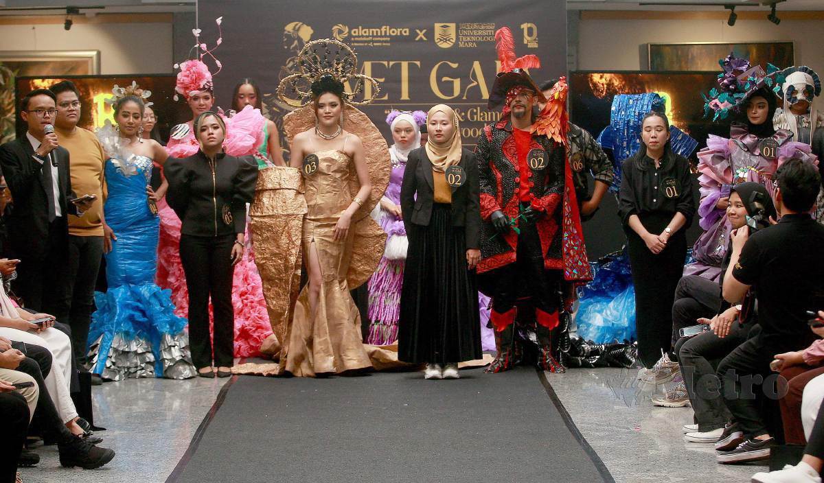 ANTARA peserta yang menyertai pertandingan fesyen Waste is Amazing 2023 anjuran Alam Flora Sdn Bhd di UiTM Shah Alam. FOTO Faiz Anuar