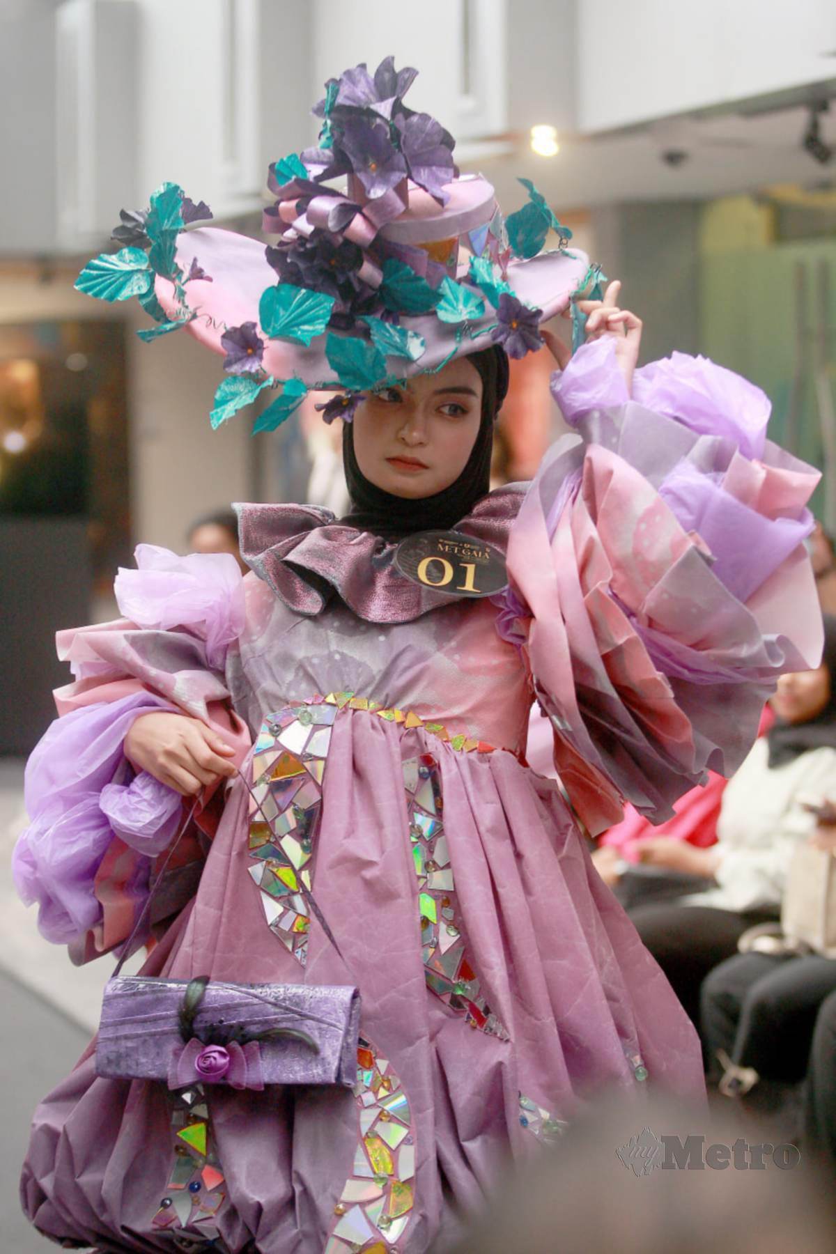 MODEL memperagakan pelbagai kreativiti fesyen yang dihasilkan  pelajar. FOTO Faiz Anuar