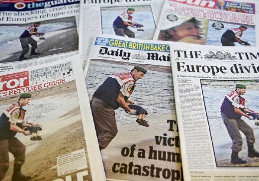 Gambar mayat Aylan Kurdi berusia tiga tahun yang terdampar di pantai Turki selepas bot dinaiki bersama keluarganya karam menjadi tajuk utama akhbar Eropah minggu lalu, membuka mata pemimpin Kesatuan Eropah mengenai penderitaan kanak-kanak yang menjadi pelarian. - Foto  EPA