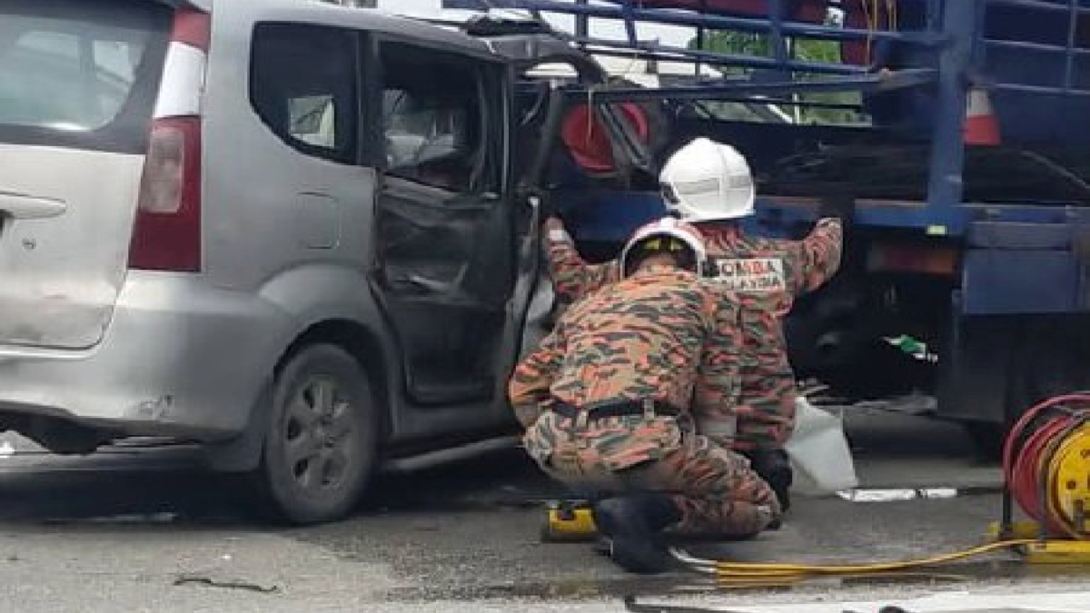 ANGGOTA bomba sedang mengeluarkan mangsa yang tersepit dalam Toyota Avanza dalam kemalangan di Lebuhraya Changlun-Kuala Perlis berhampiran UniMAP. FOTO Ihsan JBPM Perlis