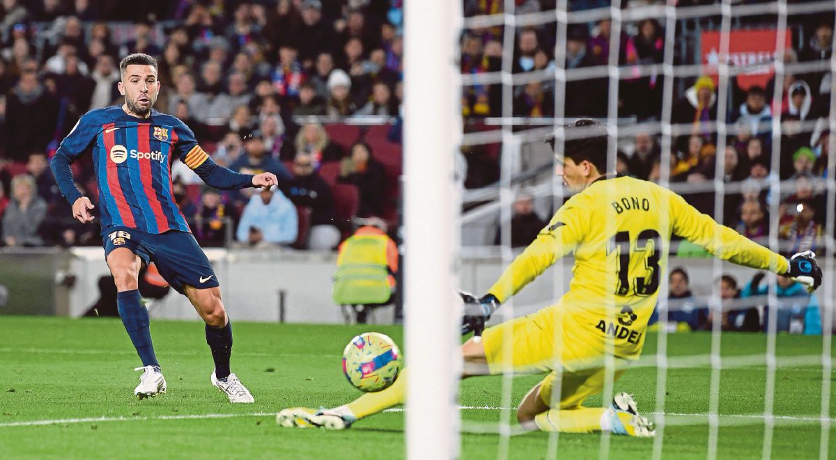 ALBA menjaringkan gol ketika Barcelona menentang Sevilla FC di  Camp Nou pada Februari lalu.