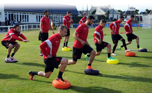 PEMAIN Albania giat berlatih bagi menghadapi Romania.