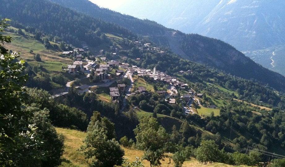 PEMANDANGAN kampung Albinen di daerah Valais, Switzerland yang popular dengan kawasan pergunungan yang indah. FOTO Agensi 