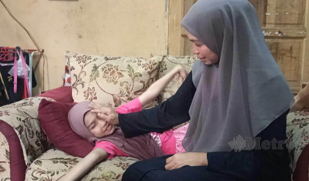 NUR Farah Aleeya menderita penyakit jantung berlubang sejak lahir dan kini menjadi tersumbat bersama ibunya, Nurul Suhaida ketika ditemui di rumahnya di Kampung Hutan Jambu. FOTO Siti Rohana Idris