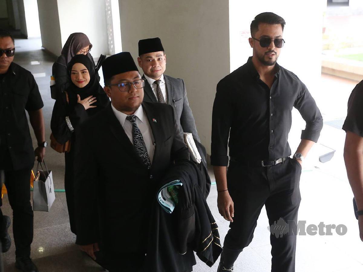 Aliff dan Ruhainies ketika hadir di mahkamah pada perbicaraan di Mahkamah Syariah Wilayah Persekutuan, Kuala Lumpur. FOTO SAIFULLIZAN TAMADI