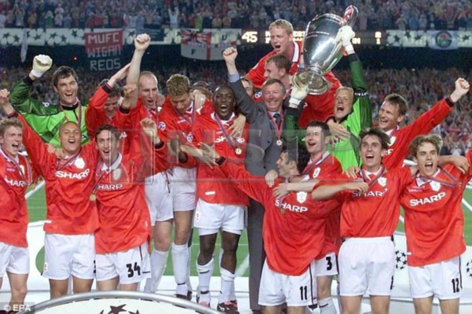 FERGUSON (berbaju kot) meraikan kejayaan bersama pemain United selepas memenangi Liga Juara-Juara 1999 mengalahkan Bayern 2-1 di Barcelona. - FOTO EPA