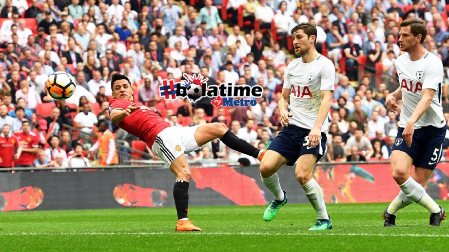 ALEXIS (kiri) menanduk masuk gol penyamaan pada perlawanan separuh akhir Piala FA Inggeris menentang Tottenham Hotspur di Wembley, 21 April lalu. FOTO EPA