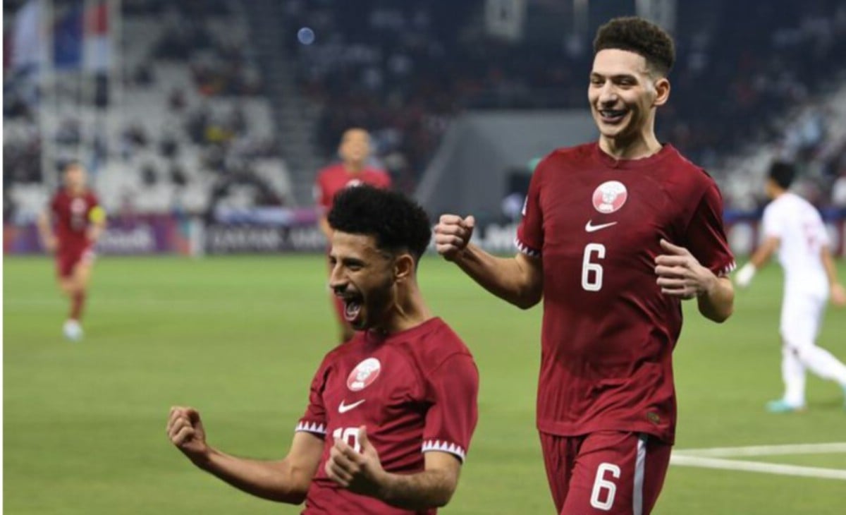 ALI (kiri) bersorak selepas menjaringkan gol sulung Qatar menerusi sepakan penalti. FOTO AFC