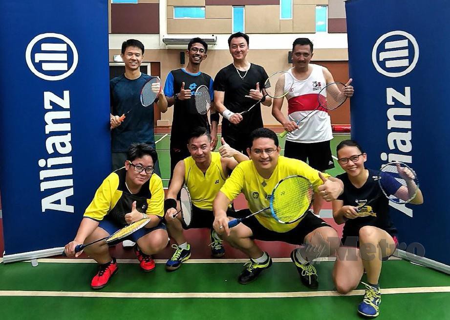 Sean Wang (berdiri, dua dari kanan) bersama pasukan badminton Allianz Malaysia selepas menjalani latihan.