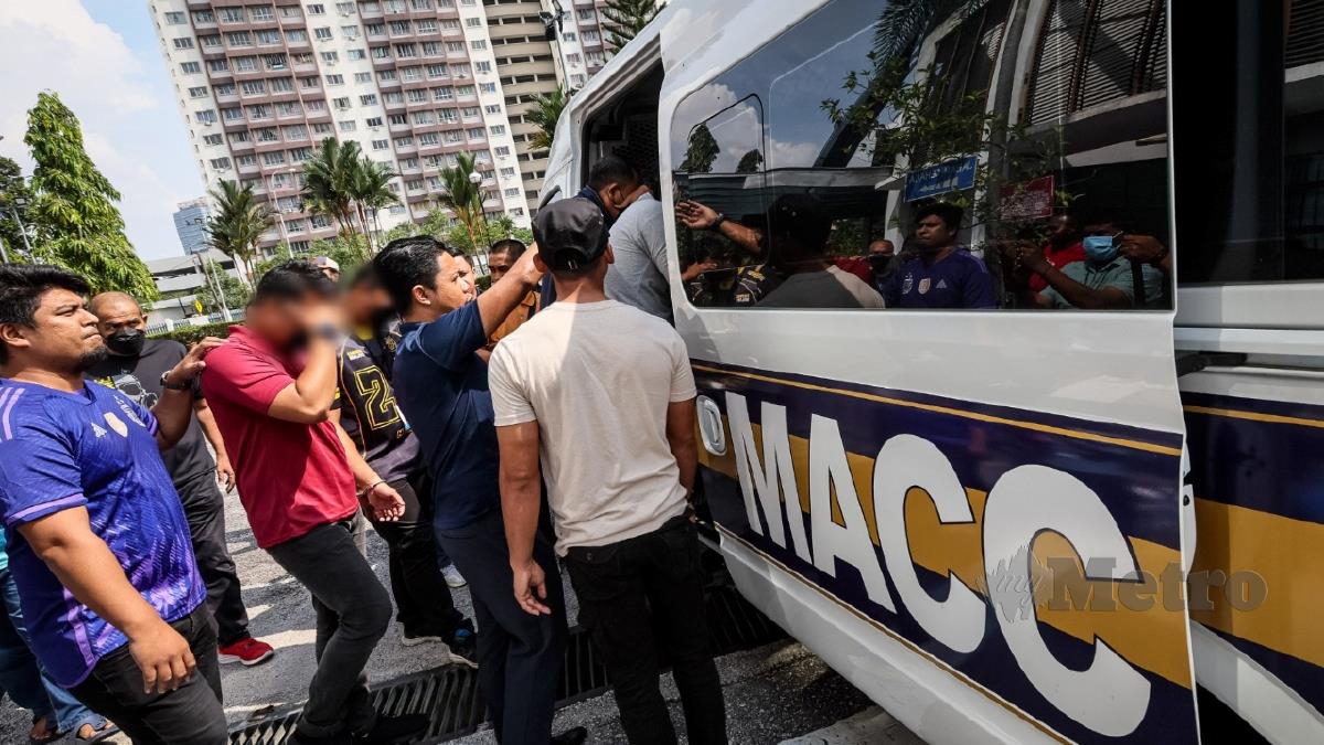 ANTARA anggota penguat kuasa  di sebuah pasar harian di Selayang yang ditahan SPRM. FOTO Asyraf Hamzah