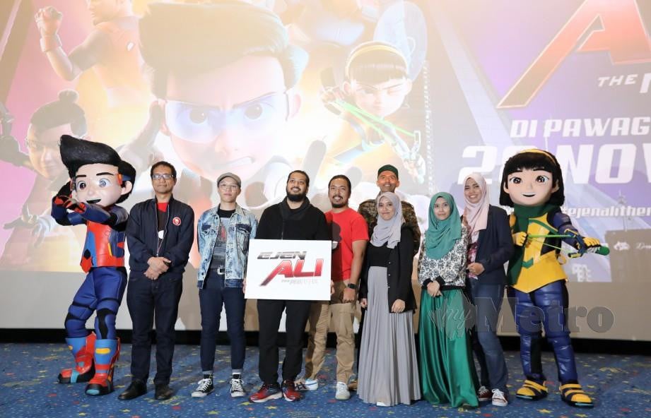 AHMAD Izham (dua kiri) Usamah Zaid (empat kiri) bersama para pelakon suara pada sidang media Ejen Ali The Movie di GSC Mid Valley Megamall.