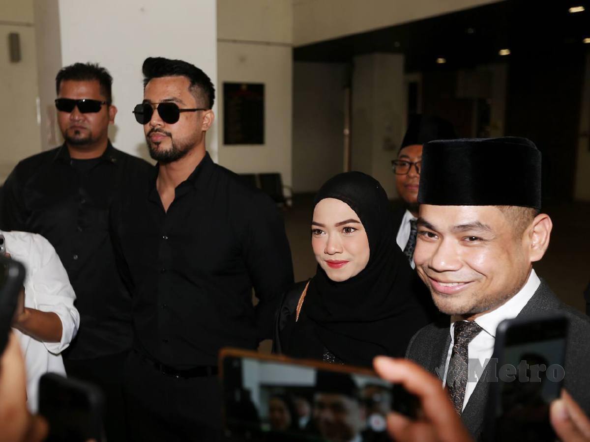 Aliff Aziz dan Ruhainies hadir di mahkamah pada perbicaraan di Mahkamah Syariah Wilayah Persekutuan, Kuala Lumpur. FOTO SAIFULLIZAN TAMADI