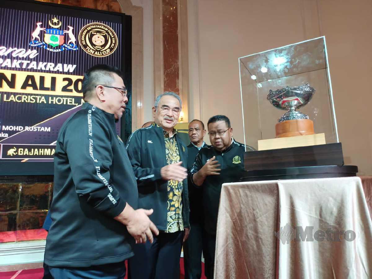 TUN Mohd Ali (dua kiri) menyempurnakan gimik pelancaran Kejohanan Sepaktakraw Piala Tun Ali 2022 di Hotel LaCrista, Melaka. FOTO NAZRI ABU BAKAR