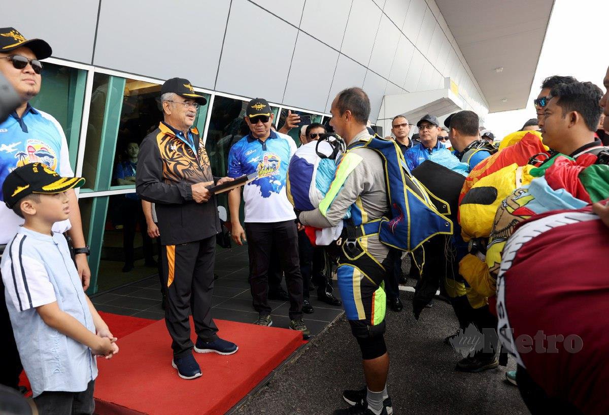Mohd Ali bersama bersama para penerjun yang mengambil bahagian dalam pertunjukan payung terjun sempena Majlis Perasmian KUAM 2023 di Lapangan Terbang Antarabangsa Melaka dekat Batu Berendam. FOTO JAMAH NASRI