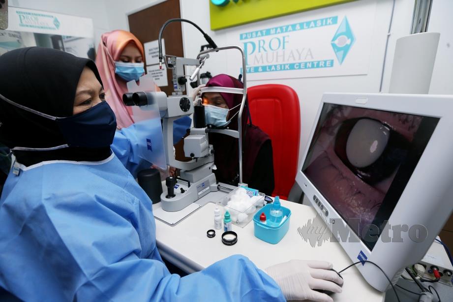 PENYANYI, Siti Sarah menaja rawatan mata Alina Hassan di Prof Muhaya Eye & LASIK Centre. Turut serta pakar bedah mata, Datuk Prof Dr Muhaya Mohamad. FOTO ROHANIS SHUKRI
