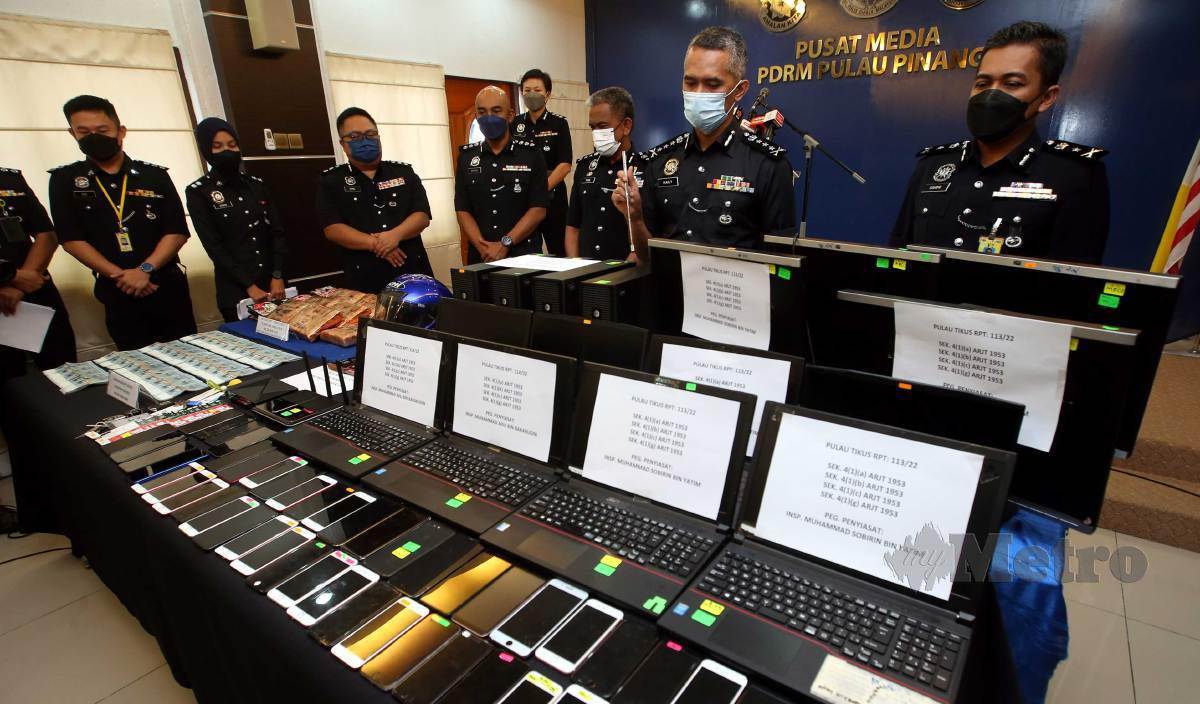 MOHD Shuhaily (dua kanan) menunjukkan antara barangan beberapa kes yang dirampas ketika sidang media di IPK Pulau Pinang. FOTO Danial Saad