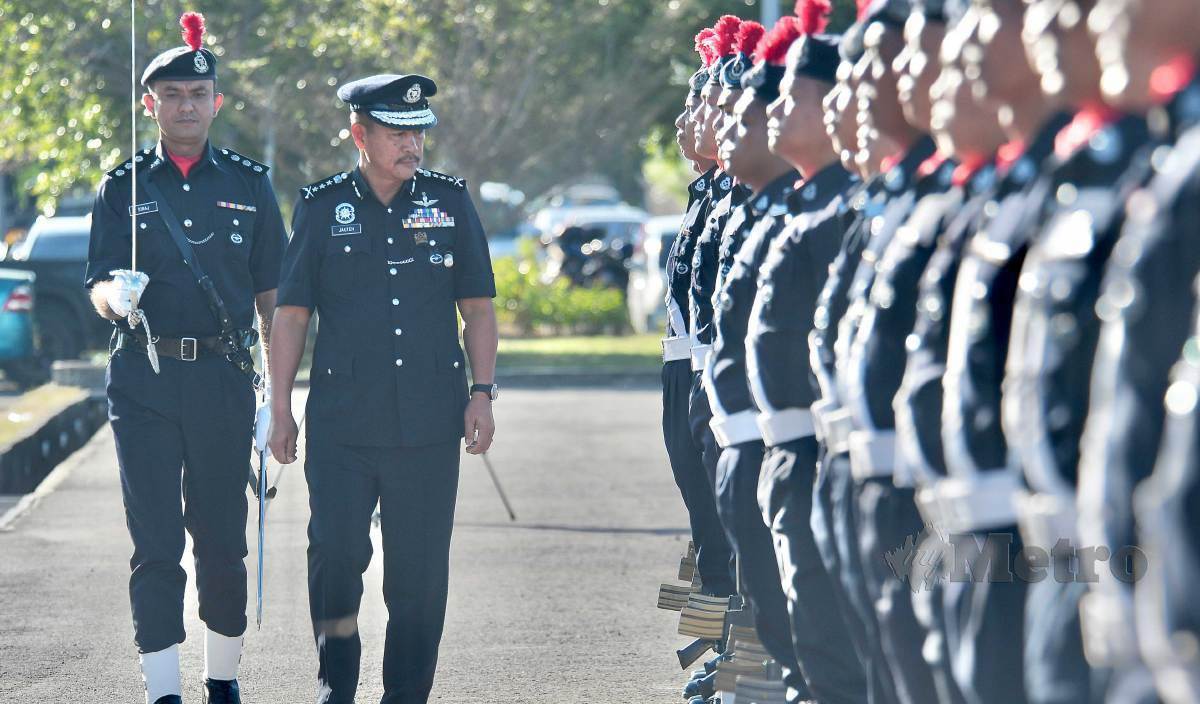 JAUTEH Dikun (dua kiri) memeriksa barisan kawalan kehormatan pada Majlis Perhimpunan Bulanan Pesuruhjaya Polis Sabah Bagi Bulan Jun 2023 di Dataran Kawad, IPK Sabah. FOTO Mohd Adam Arinin